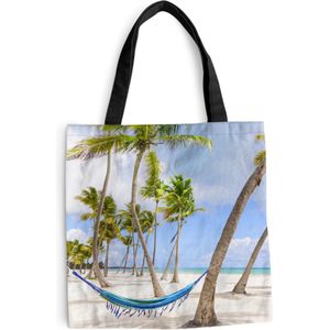 MuchoWow® Schoudertas - Strandtas - Big Shopper - Boodschappentas - Blauwe hangmat op strand in Dominicaanse Republiek - 40x40 cm - Katoenen tas
