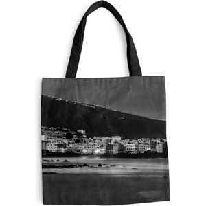 MuchoWow® Schoudertas - Strandtas - Big Shopper - Boodschappentas - Nachtbeeld van Puerto de la Cruz, Tenerife - Zwart-Wit - 45x45 cm - Katoenen tas