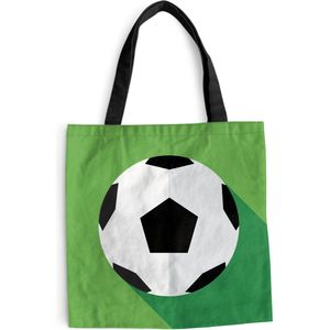MuchoWow® Schoudertas - Strandtas - Big Shopper - Boodschappentas - Een illustratie van een voetbal op een groene achtergrond - Jongens - Meisjes - Kinderen - 40x40 cm - Katoenen tas