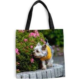 MuchoWow® Schoudertas - Strandtas - Big Shopper - Boodschappentas - Een Yorkshire Terrier loopt langs kleurrijke bloemen - 40x40 cm - Katoenen tas