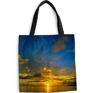 MuchoWow® Schoudertas - Strandtas - Big Shopper - Boodschappentas - Oranje zonsondergang met blauwe lucht - 45x45 cm - Katoenen tas