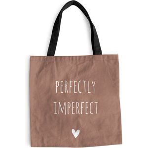 MuchoWow® Schoudertas - Strandtas - Big Shopper - Boodschappentas - Engelse quote ""Perfectly imperfect"" met een hartje op een bruine achtergrond - 45x45 cm - Katoenen tas