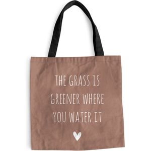 MuchoWow® Schoudertas - Strandtas - Big Shopper - Boodschappentas - Engelse quote ""The grass is greener where you water it"" met een hartje tegen een bruine achtergrond - 45x45 cm - Katoenen tas