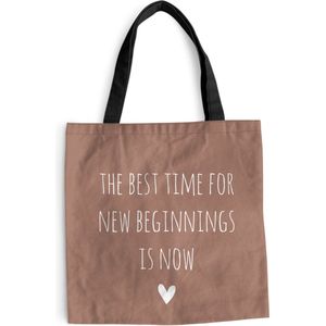 MuchoWow® Schoudertas - Strandtas - Big Shopper - Boodschappentas - Engelse quote ""The best time for new beginnings is now"" met een hartje op een bruine achtergrond - 40x40 cm - Katoenen tas