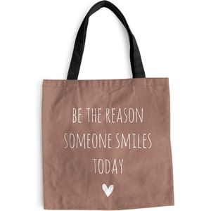 MuchoWow® Schoudertas - Strandtas - Big Shopper - Boodschappentas - Engelse quote ""Be the reason someone smiles today"" met een hartje op een bruine achtergrond - 45x45 cm - Katoenen tas