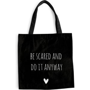 MuchoWow® Schoudertas - Strandtas - Big Shopper - Boodschappentas - Engelse quote ""Be scared and do it anyway"" met een hartje tegen een zwarte achtergrond - 45x45 cm - Katoenen tas