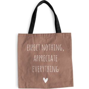 MuchoWow® Schoudertas - Strandtas - Big Shopper - Boodschappentas - Engelse quote ""Expect nothing, appreciate everything"" met een hartje voor een bruine achtergrond - 40x40 cm - Katoenen tas