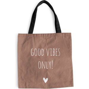 MuchoWow® Schoudertas - Strandtas - Big Shopper - Boodschappentas - Engelse quote ""Good vibes only!"" met een hartje tegen een bruine achtergrond - 40x40 cm - Katoenen tas