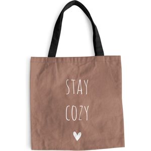 MuchoWow® Schoudertas - Strandtas - Big Shopper - Boodschappentas - Engelse quote ""Stay cozy"" met een hartje tegen een bruine achtergrond - 40x40 cm - Katoenen tas