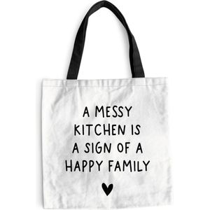 MuchoWow® Schoudertas - Strandtas - Big Shopper - Boodschappentas - Engelse quote ""A messy kitchen is a sign of a happy family"" op een witte achtergrond - 40x40 cm - Katoenen tas