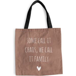 MuchoWow® Schoudertas - Strandtas - Big Shopper - Boodschappentas - Engelse quote ""Some call it chaos, we call it family"" met een hartje op een bruine achtergrond - 40x40 cm - Katoenen tas