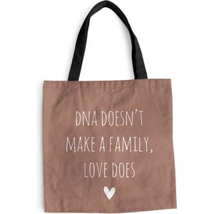 MuchoWow® Schoudertas - Strandtas - Big Shopper - Boodschappentas - Engelse quote ""DNA doesn't make a family, love does"" met een hartje tegen een bruine achtergrond - 40x40 cm - Katoenen tas