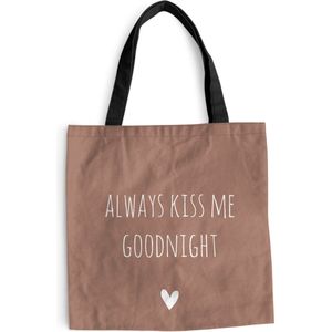 MuchoWow® Schoudertas - Strandtas - Big Shopper - Boodschappentas - Engelse quote ""Always kiss me goodnight"" met een hartje op een bruine achtergrond - 40x40 cm - Katoenen tas