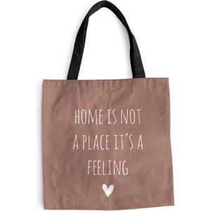 MuchoWow® Schoudertas - Strandtas - Big Shopper - Boodschappentas - Engelse quote ""Home is not a place it's a feeling"" met een hartje tegen een bruine achtergrond - 45x45 cm - Katoenen tas
