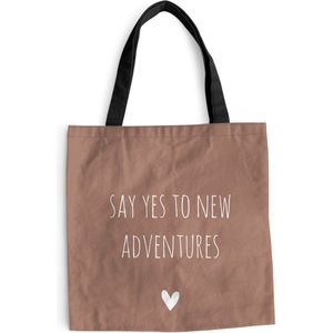 MuchoWow® Schoudertas - Strandtas - Big Shopper - Boodschappentas - Engelse quote ""Say yes to new adventures"" met een hartje tegen een bruine achtergrond - 45x45 cm - Katoenen tas