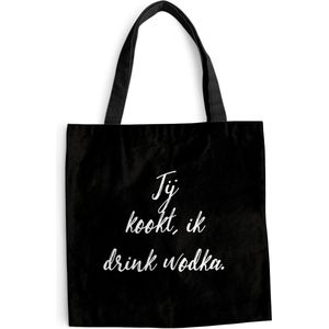 MuchoWow® Schoudertas - Strandtas - Big Shopper - Boodschappentas - Quotes - Wodka - Alcohol - Spreuken - Jij kookt, ik drink wodka - 40x40 cm - Katoenen tas