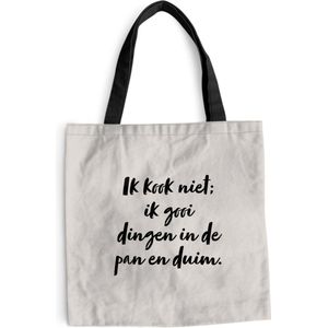 MuchoWow® Schoudertas - Strandtas - Big Shopper - Boodschappentas - Ik kook niet; ik gooi dingen in de pan en duim - Taupe - Quote - 40x40 cm - Katoenen tas