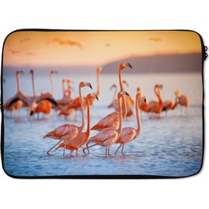 Laptophoes 13 inch - Flamingo - Dieren - Water - Roze - Laptop sleeve - Binnenmaat 32x22,5 cm - Zwarte achterkant