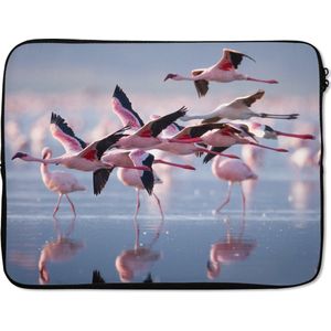 Laptophoes 15.6 inch - Flamingo - Vogel - Water - Roze - Laptop sleeve - Binnenmaat 39,5x29,5 cm - Zwarte achterkant