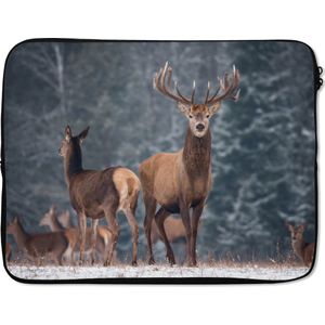 Laptophoes 17 inch - Bosdieren - Hert - Landschap - Winter - Sneeuw - Natuur - Laptop sleeve - Binnenmaat 42,5x30 cm - Zwarte achterkant