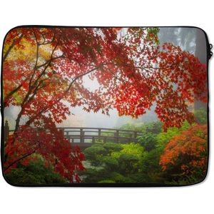Laptophoes 17 inch - Japanse esdoorn - Bomen - Brug - Natuur - Japans - Laptop sleeve - Binnenmaat 42,5x30 cm - Zwarte achterkant