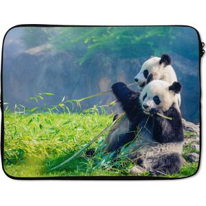 Laptophoes 17 inch - Panda - Bamboe - Gras - Dieren - Laptop sleeve - Binnenmaat 42,5x30 cm - Zwarte achterkant