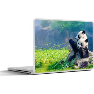 Laptop sticker - 10.1 inch - Panda - Bamboe - Gras - Dieren - 25x18cm - Laptopstickers - Laptop skin - Cover