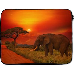 Laptophoes 17 inch - Olifant - Zonsondergang - Oranje - Savanne - Dieren - Laptop sleeve - Binnenmaat 42,5x30 cm - Zwarte achterkant