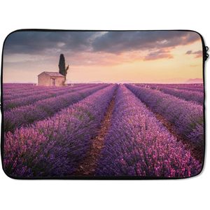 Laptophoes 13 inch - Lavendel - Bloemen - Paars - Veld - Laptop sleeve - Binnenmaat 32x22,5 cm - Zwarte achterkant