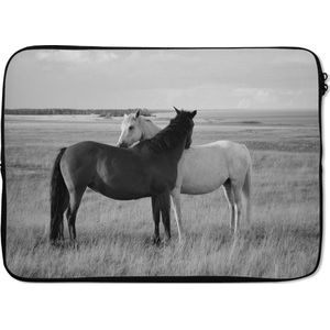Laptophoes 13 inch - Paarden - Dieren - Portret - Zwart wit - Platteland - Laptop sleeve - Binnenmaat 32x22,5 cm - Zwarte achterkant