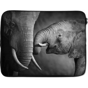 Laptophoes 17 inch - Wilde dieren - Olifant - Zwart - Wit - Portret - Laptop sleeve - Binnenmaat 42,5x30 cm - Zwarte achterkant