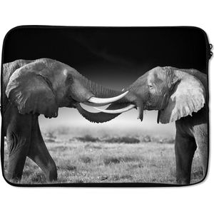 Laptophoes 15.6 inch - Olifant - Dieren - Zwart wit - Portret - Landschap - Laptop sleeve - Binnenmaat 39,5x29,5 cm - Zwarte achterkant