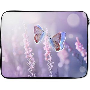 Laptophoes 15.6 inch - Vlinder - Lavendel - Bloemen - Paars - Laptop sleeve - Binnenmaat 39,5x29,5 cm - Zwarte achterkant