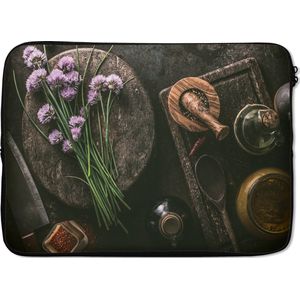 Laptophoes 13 inch - Bieslook - Keuken - Vijzel - Rustiek - Kruiden - Paars - Laptop sleeve - Binnenmaat 32x22,5 cm - Zwarte achterkant