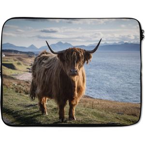 Laptophoes 17 inch - Schotse Hooglander - Bergen - Zee - Laptop sleeve - Binnenmaat 42,5x30 cm - Zwarte achterkant