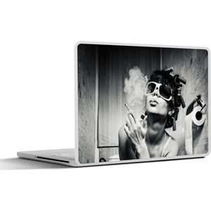 Laptop sticker - 10.1 inch - Vrouw - Vintage - Krulspelden - Toilet - Sigaret - 25x18cm - Laptopstickers - Laptop skin - Cover