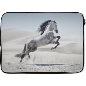 Laptophoes 13 inch - Paard - Dieren - Zand - Natuur - Laptop sleeve - Binnenmaat 32x22,5 cm - Zwarte achterkant