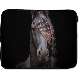 Laptophoes 17 inch - Paarden - Fries - Manen - Zwart - Dieren - Laptop sleeve - Binnenmaat 42,5x30 cm - Zwarte achterkant