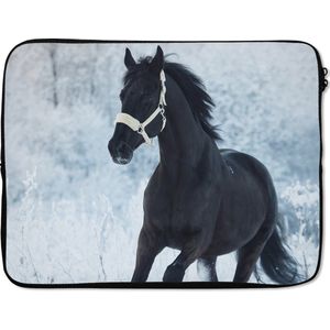 Laptophoes 17 inch - Paard - Sneeuw - Bos - Laptop sleeve - Binnenmaat 42,5x30 cm - Zwarte achterkant