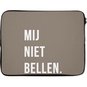 Laptophoes 17 inch - Quotes - Spreuken - Mij niet bellen. - Bruin - Wit - Laptop sleeve - Binnenmaat 42,5x30 cm - Zwarte achterkant