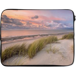 Laptophoes 17 inch - Strand - Zee - Duin - Nederland - Roze - Laptop sleeve - Binnenmaat 42,5x30 cm - Zwarte achterkant