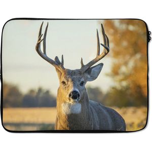 Laptophoes 15.6 inch - Hert - Gras - Herfst - Gewei - Natuur - Dieren - Laptop sleeve - Binnenmaat 39,5x29,5 cm - Zwarte achterkant