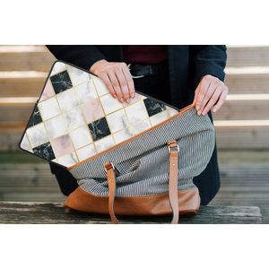 Laptophoes 13 inch - Marmer print - Geometrische vormen - Patronen - Luxe - Laptop sleeve - Binnenmaat 32x22,5 cm - Zwarte achterkant