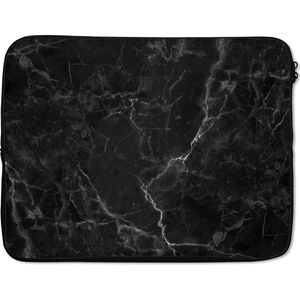 Laptophoes 17 inch - Marmer print - Zwart - Wit - Textuur - Marmer printlook - Laptop sleeve - Binnenmaat 42,5x30 cm - Zwarte achterkant