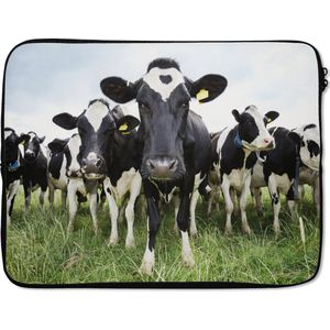 Laptophoes 17 inch - Koeien - Gras - Lente - Dieren - Weiland - Boerderij - Laptop sleeve - Binnenmaat 42,5x30 cm - Zwarte achterkant