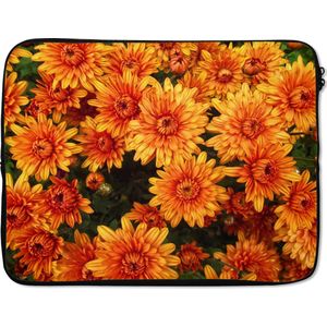 Laptophoes 17 inch - Bloemen - Oranje - Chrysant - Laptop sleeve - Binnenmaat 42,5x30 cm - Zwarte achterkant