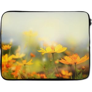Laptophoes 17 inch - Bloemen - Landschap - Geel - Laptop sleeve - Binnenmaat 42,5x30 cm - Zwarte achterkant