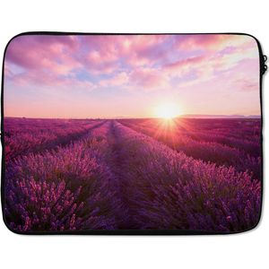 Laptophoes 15.6 inch - Lavendel - Bloemen - Frankrijk - Laptop sleeve - Binnenmaat 39,5x29,5 cm - Zwarte achterkant