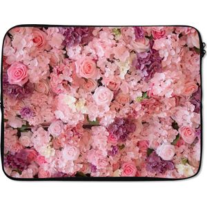 Laptophoes 15.6 inch - Bloemen - Roze - Rozen - Laptop sleeve - Binnenmaat 39,5x29,5 cm - Zwarte achterkant