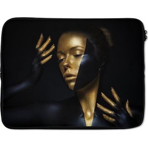 Laptophoes 17 inch - Make up - Kunst - Vrouw - Luxe - Goud - Laptop sleeve - Binnenmaat 42,5x30 cm - Zwarte achterkant